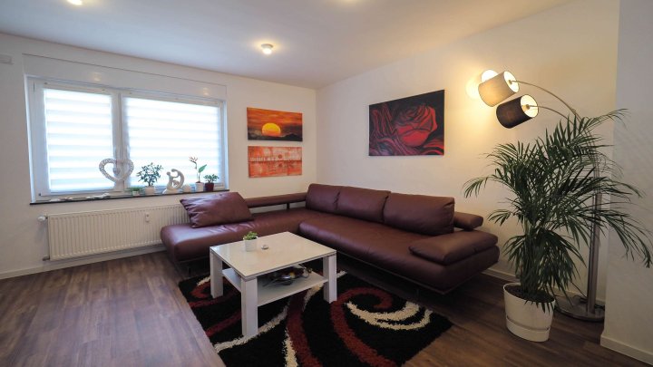 IM STADTZENTRUM - 2-ZKB Wohnung im 1.OG mit Balkon/Fahrstuhl/Einbauküche in ZW
