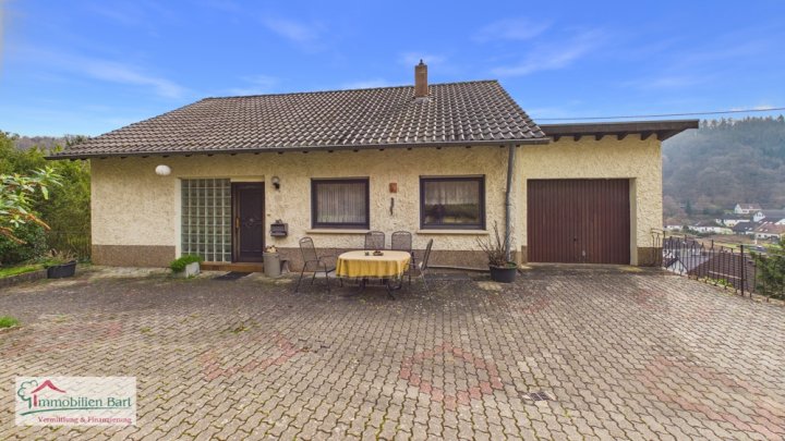 SOFORT VERFÜGBAR: EINFAMILIENHAUS MIT GARAGE UND EIGENEM WALDSTÜCK