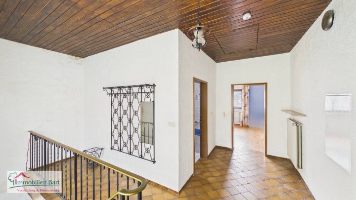 SOFORT VERFÜGBAR: EINFAMILIENHAUS MIT GARAGE UND EIGENEM WALDSTÜCK