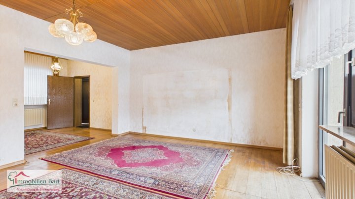 SOFORT VERFÜGBAR: EINFAMILIENHAUS MIT GARAGE UND EIGENEM WALDSTÜCK