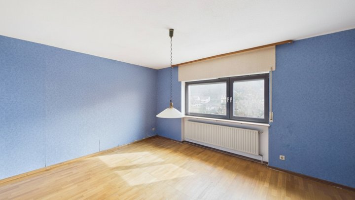 SOFORT VERFÜGBAR: EINFAMILIENHAUS MIT GARAGE UND EIGENEM WALDSTÜCK