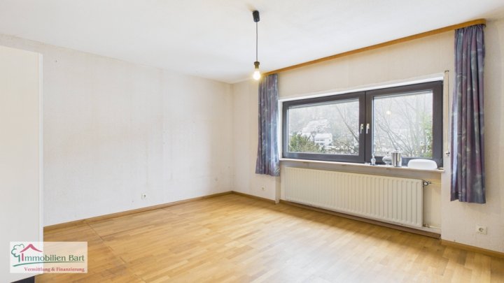 SOFORT VERFÜGBAR: EINFAMILIENHAUS MIT GARAGE UND EIGENEM WALDSTÜCK