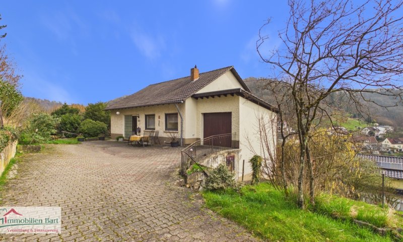 SOFORT VERFÜGBAR: EINFAMILIENHAUS MIT GARAGE UND EIGENEM WALDSTÜCK