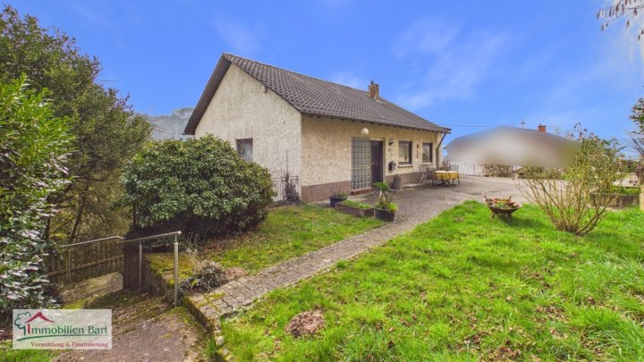 SOFORT VERFÜGBAR: EINFAMILIENHAUS MIT GARAGE UND EIGENEM WALDSTÜCK