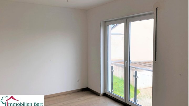SOFORT VERFÜGBAR: NEUBAU IN SONNIGER LAGE MIT TERRASSE, GARTEN UND GARAGE!