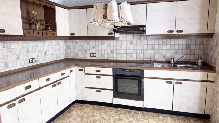 1-2 Fam. Haus  mit kl. Terrasse, Balkon & Garage in Saarbrücken-Ensheim!
