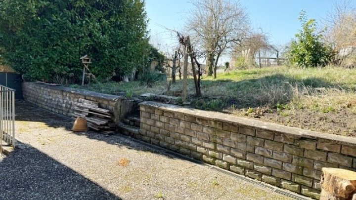 Freist. 1-2 FH mit Garten + Garage im idyllischen Mbt.