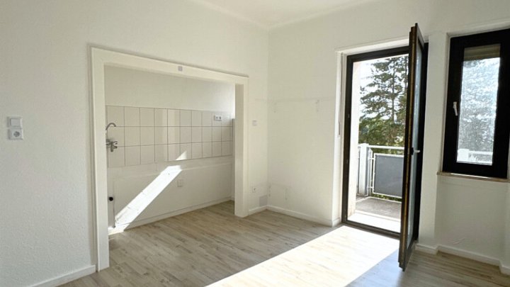 Helle renovierte 4-ZKB Wohnung mit Balkon in verkehrsgünstiger Lage