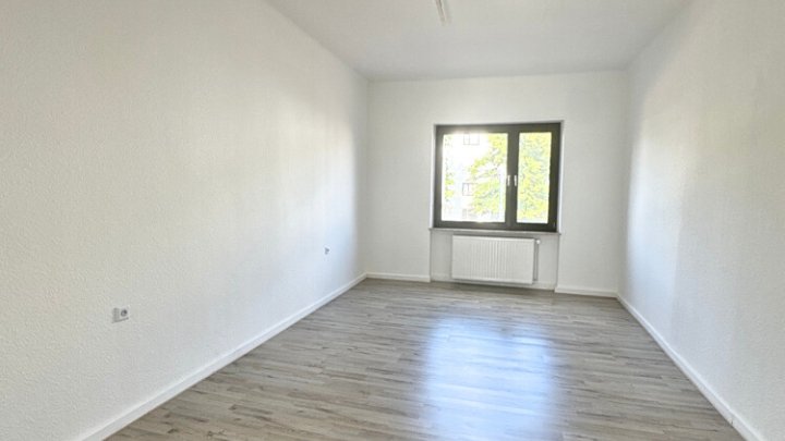 Helle renovierte 4-ZKB Wohnung mit Balkon in verkehrsgünstiger Lage
