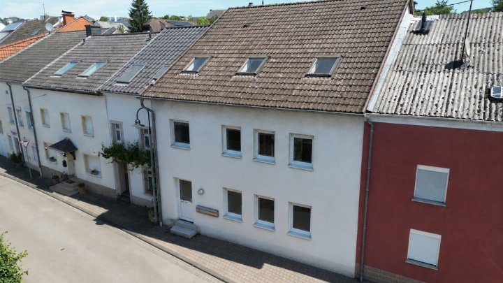 Attraktive Kapitalanlage: Mehrfamilienhaus mit drei Wohnungen in Wincheringen nahe Luxemburg