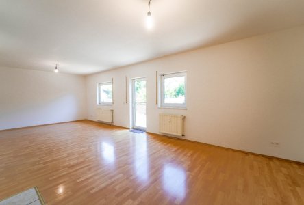 OG Wohn- und Esszimmer mit offener Küche und Zugang zu Terrasse und Garten 2