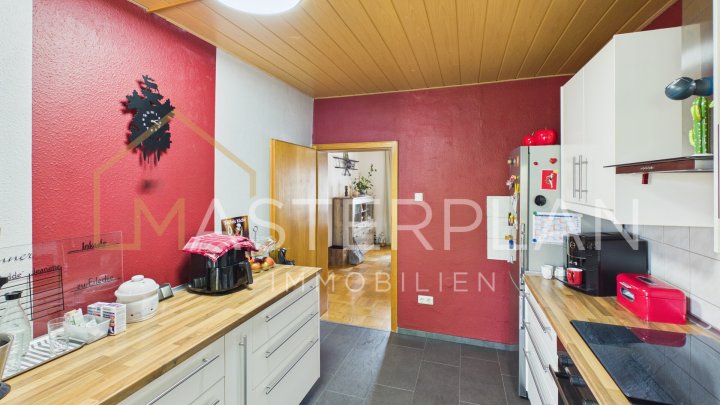 Unterfelsberg: Freistehendes Dreifamilienhaus mit 2 Garagen