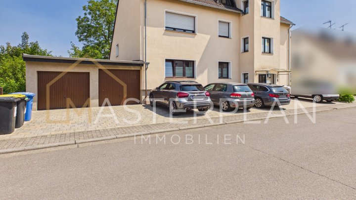 Unterfelsberg: Freistehendes Dreifamilienhaus mit 2 Garagen