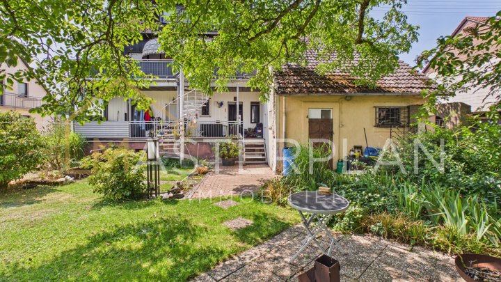 Unterfelsberg: Freistehendes Dreifamilienhaus mit 2 Garagen