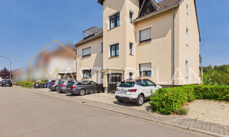 Unterfelsberg: Freistehendes Dreifamilienhaus mit 2 Garagen