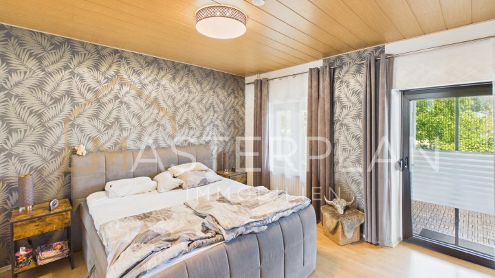 Unterfelsberg: Freistehendes Dreifamilienhaus mit 2 Garagen