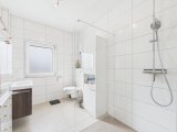 Badezimmer mit bodengleicher Dusche