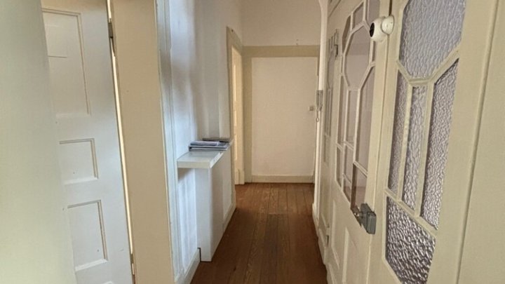 Gepflegte 4-ZKB Altbauwohnung mit Balkon im Regierungsviertel