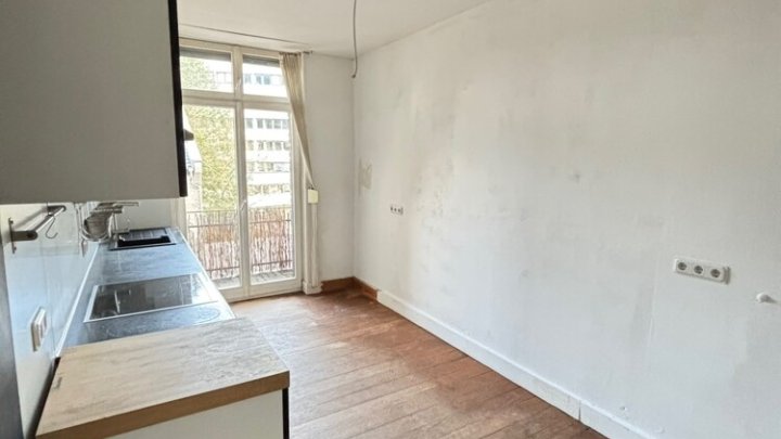 Gepflegte 4-ZKB Altbauwohnung mit Balkon im Regierungsviertel