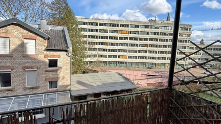 Gepflegte 4-ZKB Altbauwohnung mit Balkon im Regierungsviertel