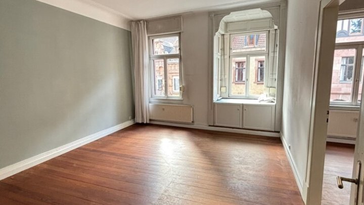Gepflegte 4-ZKB Altbauwohnung mit Balkon im Regierungsviertel
