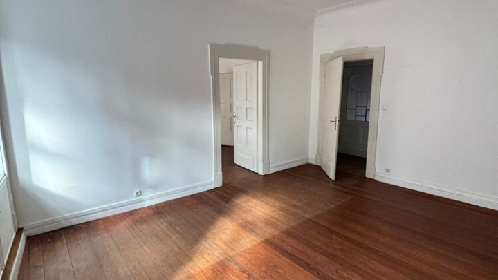 Gepflegte 4-ZKB Altbauwohnung mit Balkon im Regierungsviertel