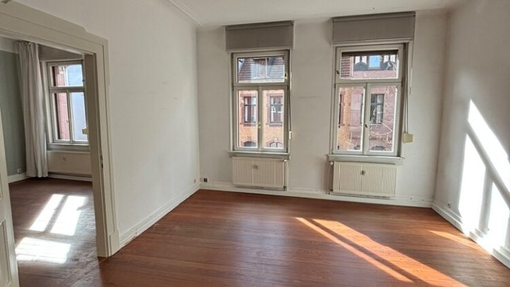 Gepflegte 4-ZKB Altbauwohnung mit Balkon im Regierungsviertel