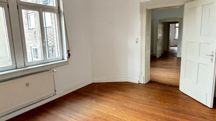 Gepflegte 4-ZKB Altbauwohnung mit Balkon im Regierungsviertel