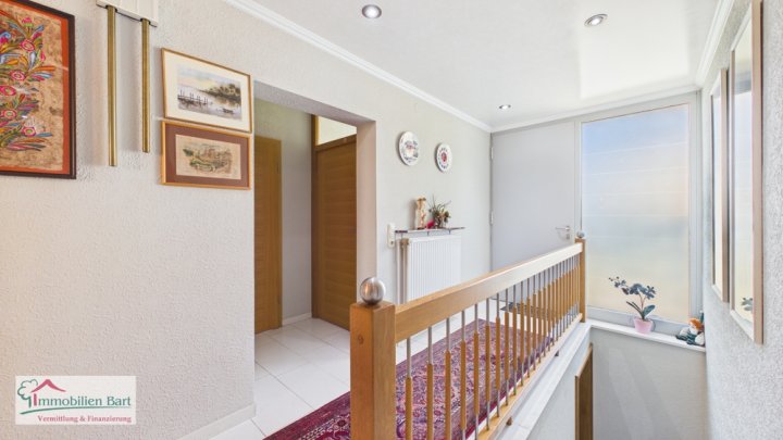 PERL-BESCH: SEHR GEPFLEGTES WOHNHAUS MIT 3 GARAGEN, FERNSICHT UND WALDRANDLAGE!