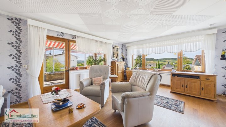 PERL-BESCH: SEHR GEPFLEGTES WOHNHAUS MIT 3 GARAGEN, FERNSICHT UND WALDRANDLAGE!