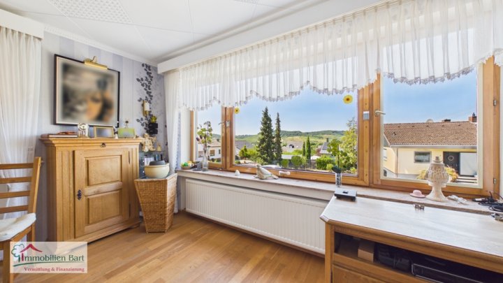 PERL-BESCH: SEHR GEPFLEGTES WOHNHAUS MIT 3 GARAGEN, FERNSICHT UND WALDRANDLAGE!