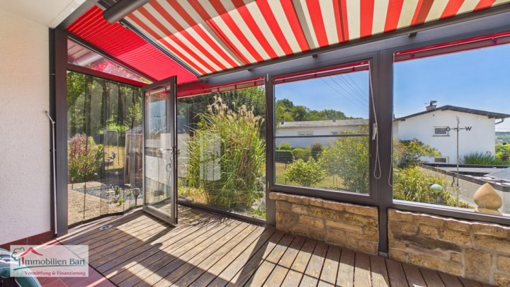 PERL-BESCH: SEHR GEPFLEGTES WOHNHAUS MIT 3 GARAGEN, FERNSICHT UND WALDRANDLAGE!