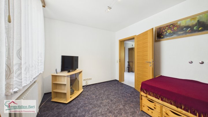 PERL-BESCH: SEHR GEPFLEGTES WOHNHAUS MIT 3 GARAGEN, FERNSICHT UND WALDRANDLAGE!