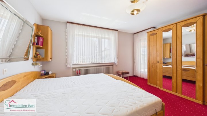 PERL-BESCH: SEHR GEPFLEGTES WOHNHAUS MIT 3 GARAGEN, FERNSICHT UND WALDRANDLAGE!