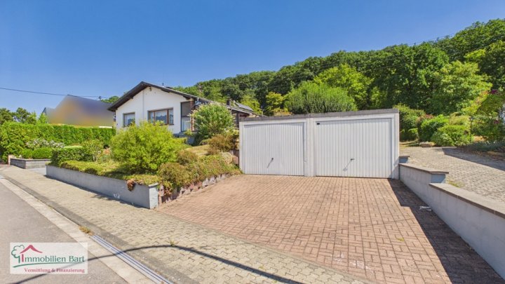 PERL-BESCH: SEHR GEPFLEGTES WOHNHAUS MIT 3 GARAGEN, FERNSICHT UND WALDRANDLAGE!