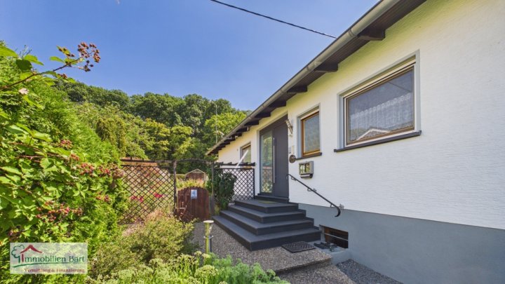 PERL-BESCH: SEHR GEPFLEGTES WOHNHAUS MIT 3 GARAGEN, FERNSICHT UND WALDRANDLAGE!