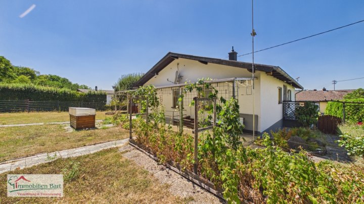PERL-BESCH: SEHR GEPFLEGTES WOHNHAUS MIT 3 GARAGEN, FERNSICHT UND WALDRANDLAGE!