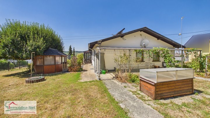 PERL-BESCH: SEHR GEPFLEGTES WOHNHAUS MIT 3 GARAGEN, FERNSICHT UND WALDRANDLAGE!