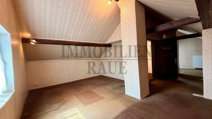 FAMILIENGLÜCK MIT VIEL PLATZ, GROSSER SCHEUNE UND WEITLÄUFIGEM GARTEN IN HASSEL - SOFORT FREI