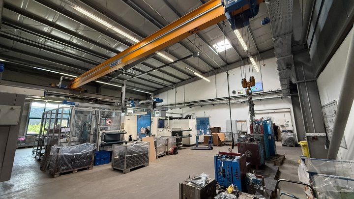 GEWERBEIMMOBILIE - Produktionsstandort mit Produktionshalle, Krananlagen und großer PV-Anlage