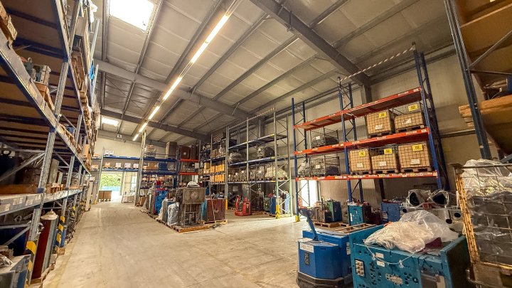 GEWERBEIMMOBILIE - Produktionsstandort mit Produktionshalle, Krananlagen und großer PV-Anlage