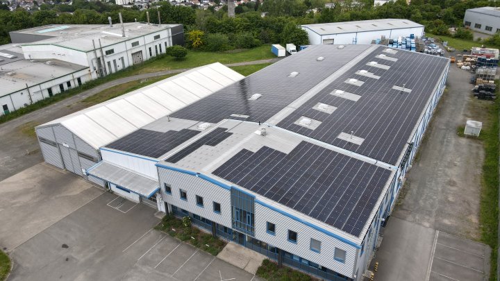GEWERBEIMMOBILIE - Produktionsstandort mit Produktionshalle, Krananlagen und großer PV-Anlage