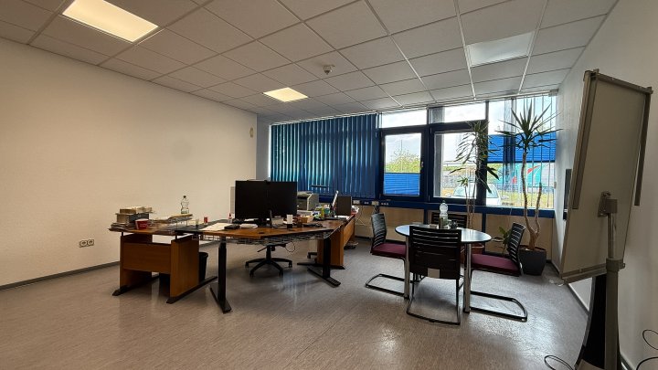 GEWERBEIMMOBILIE - Produktionsstandort mit Produktionshalle, Krananlagen und großer PV-Anlage