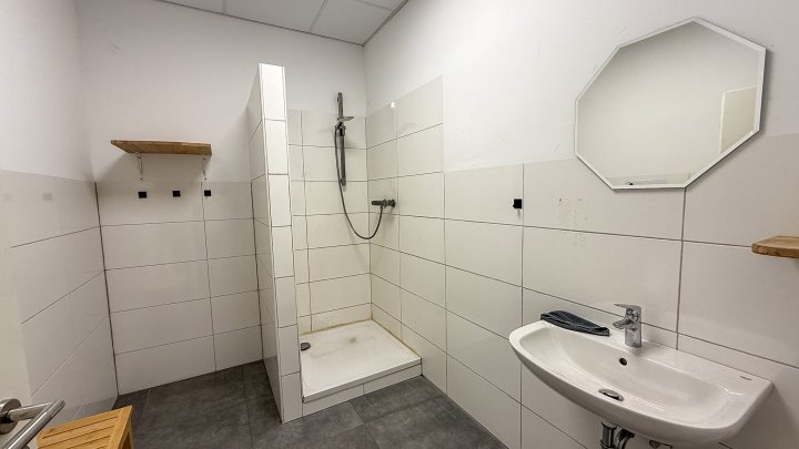 GEWERBEIMMOBILIE - Produktionsstandort mit Produktionshalle, Krananlagen und großer PV-Anlage