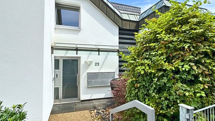 Luxuriös sanierte 3-ZKB mit EBK, 2 Balkonen + Garage mit Panoramablick