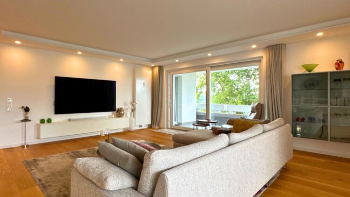 Luxuriös sanierte 3-ZKB mit EBK, 2 Balkonen + Garage mit Panoramablick