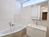 Bad mit Wanne und Oberlicht