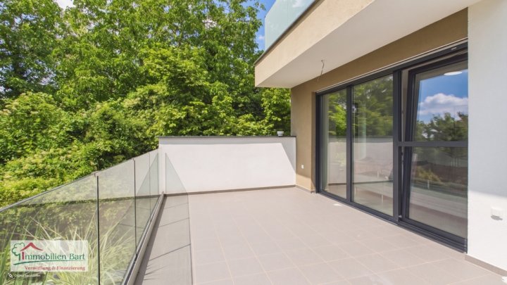 DIREKTE GRENZNÄHE: 86 M² SOUTERRAINWOHNUNG / 2 SCHLAFZIMMER / GROßE TERRASSE / STELLPLATZ