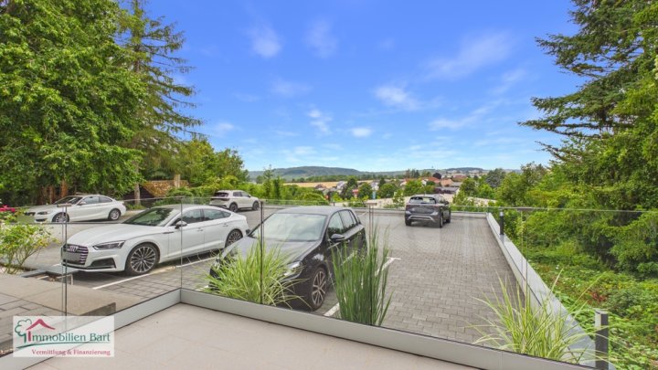 DIREKTE GRENZNÄHE: 86 M² SOUTERRAINWOHNUNG / 2 SCHLAFZIMMER / GROßE TERRASSE / STELLPLATZ
