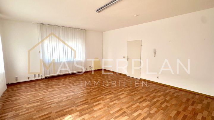 Gewerbefläche in Lisdorf mit Parkplatz